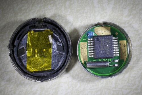 The guts of a modern DS1924G iButton.